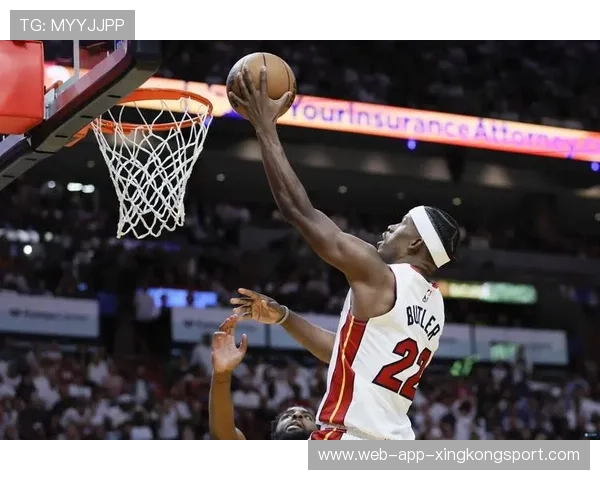 NBA热火巴特勒强硬突破造成杀伤扭转局势