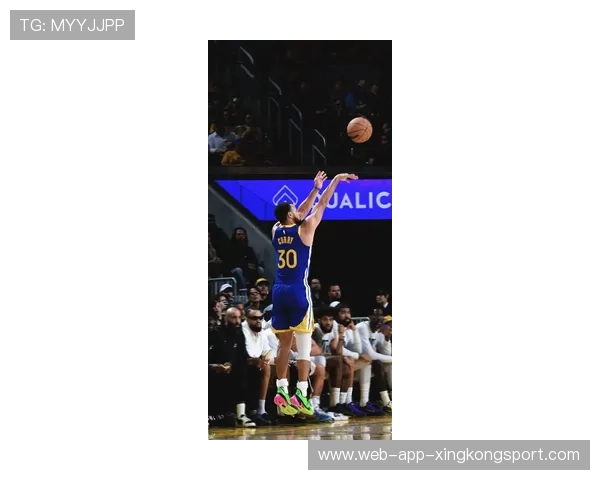 库里后仰三分命中，勇士主场再次沸腾